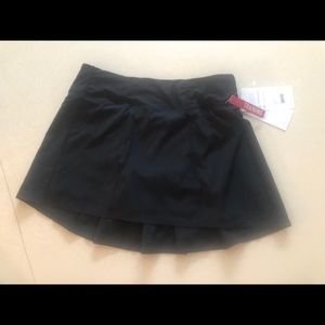 Skirt, pleated behind, straight front
